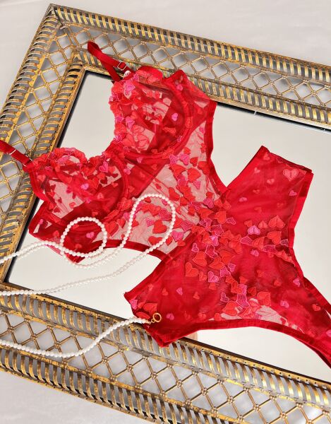 Kalpli İşlemeli Kırmızı Bodysuit