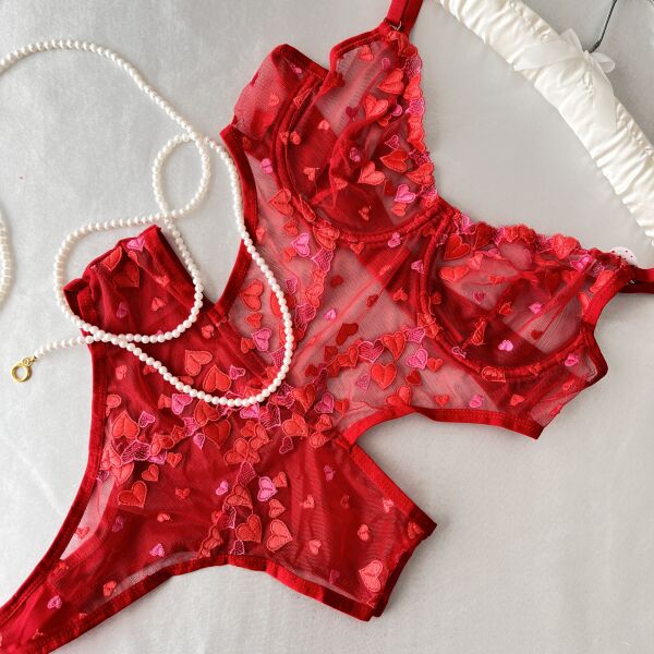 Kalpli İşlemeli Kırmızı Bodysuit