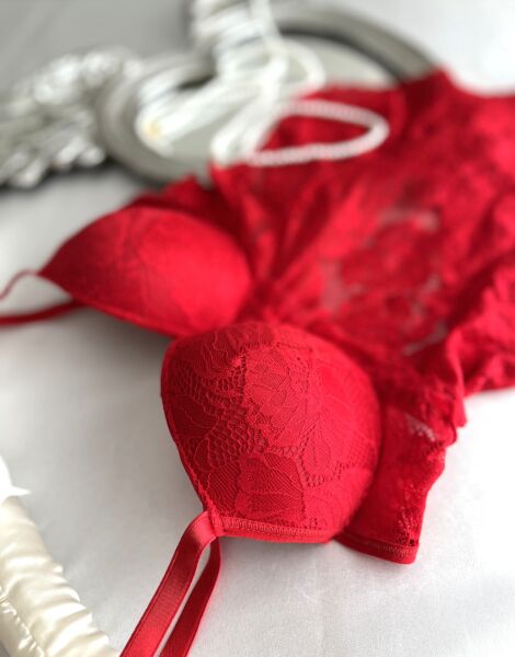 Balenli Destekli Dantel Detaylı Kırmızı Bodysuit