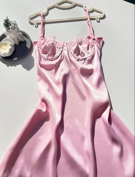 Göğüs Dantel Detaylı Pembe Saten Gecelik